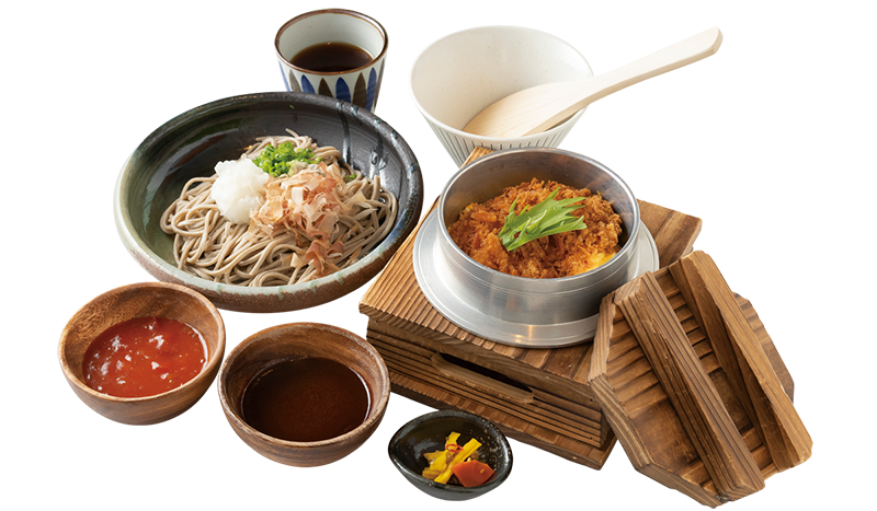 越前おろしそば、ボルガライス釜飯、ソース２種（デミグラスソース・ニンニク風味トマトソース）、漬物のセット